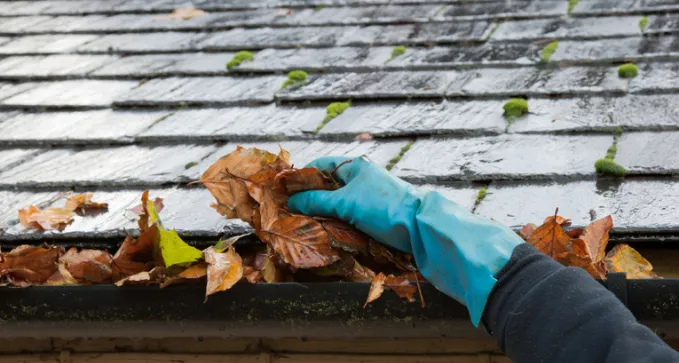 limpieza de canalones y tejado en casa de pueblo de Cudillero